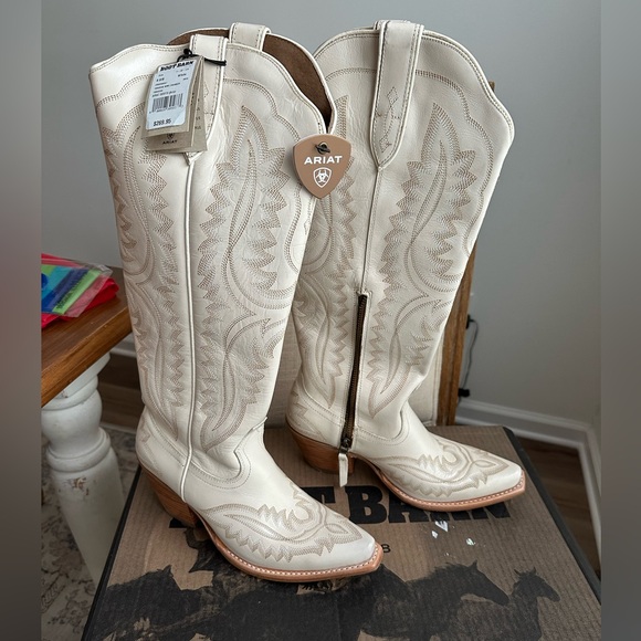 **NEW** Ariat White Boots with Intricate Embroidery - Picture 2 of 6